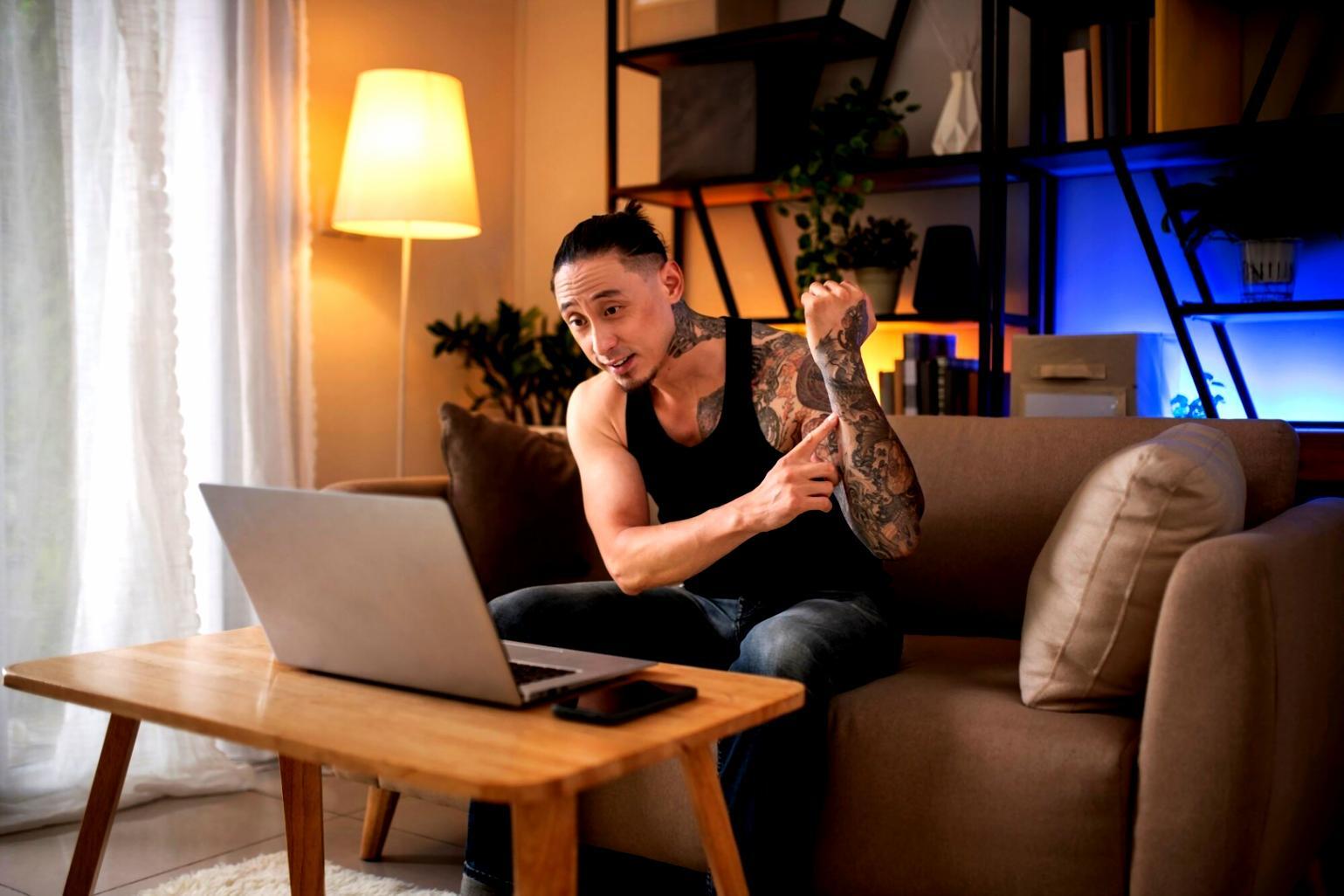 One-on-one financial consultation demonstrating personalized money management guidance