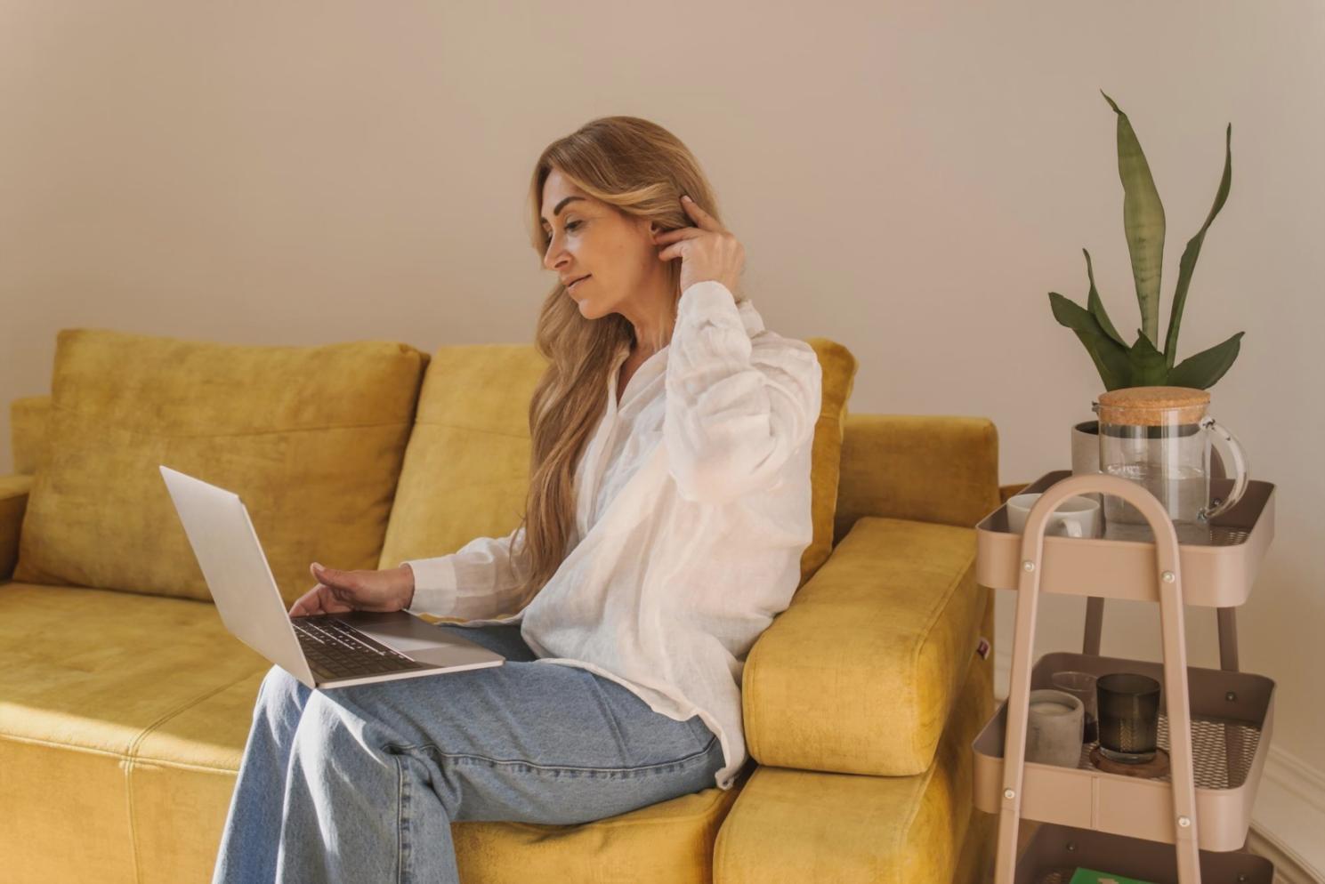 Professional financial training session with practical money handling techniques